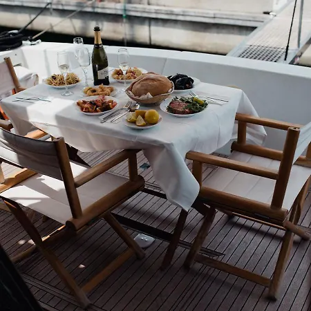 Bb Boat Lady A Gênes