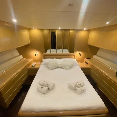 Botel Bb Boat Lady A Genua