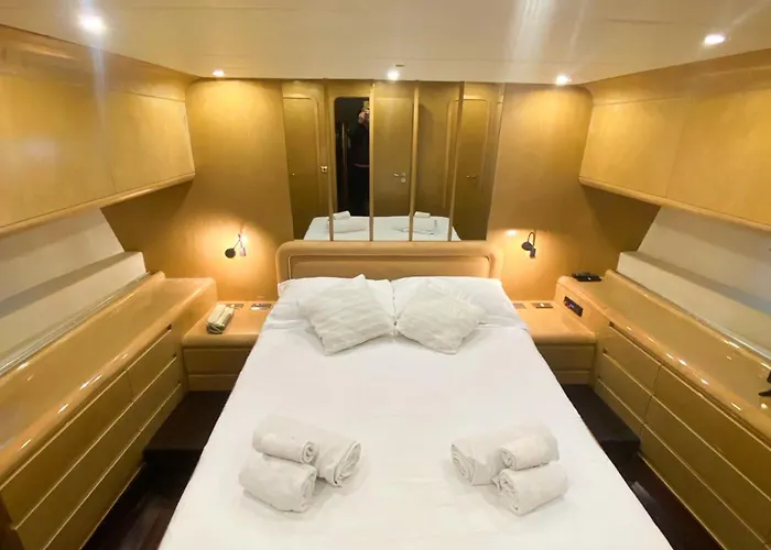 Botel Bb Boat Lady A *