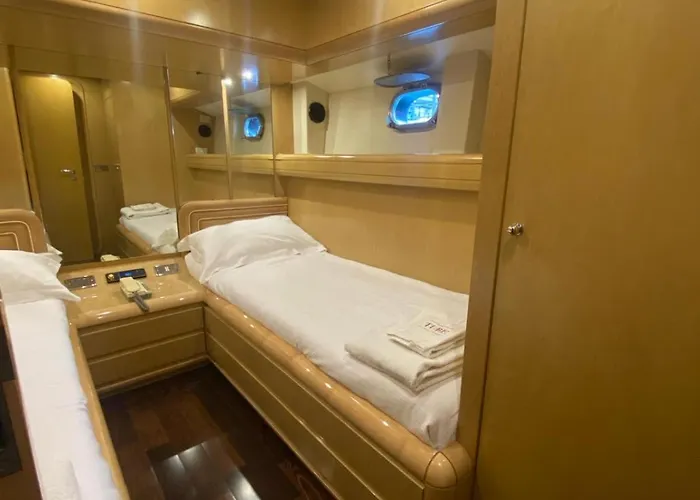 Bb Boat Lady A Botel *