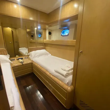 Bb Boat Lady A 船上ホテル *